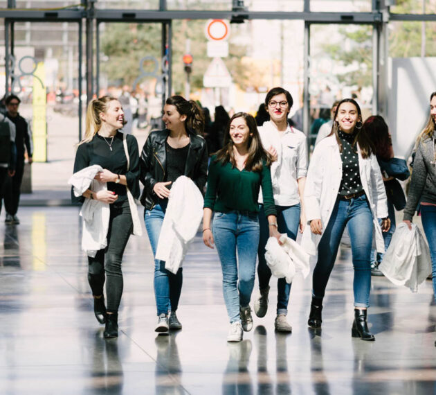 Etudiantes de l'IFTLM marchant dans le hall